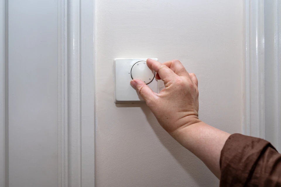 Chantier de rénovation extérieure d'une maison avec échafaudage métallique tubulaire installé